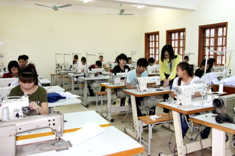 Sinh viên ngành May thời trang trong giờ thực hành