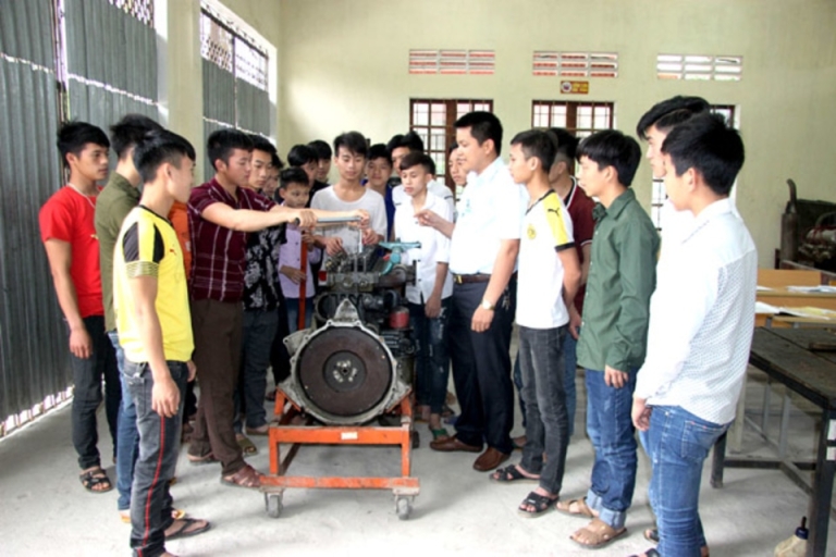 Sinh viên lớp công nghệ ô tô trong giờ thực hành