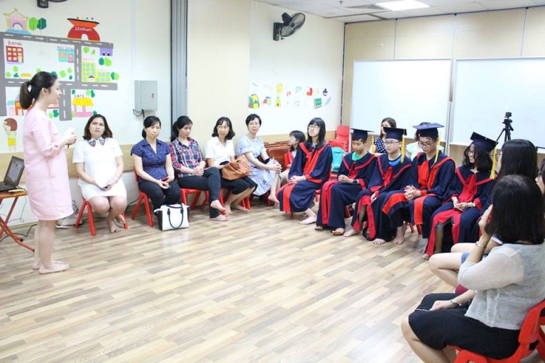 Học viên và phụ huynh tham gia buổi tốt nghiệp sau khi hoan thành khóa học