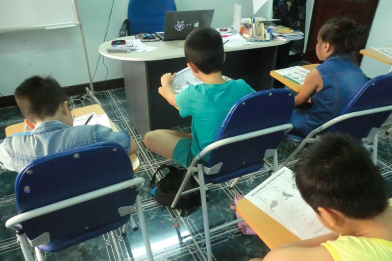 Các học viên nhí đang rất chăm chỉ làm bài tập
