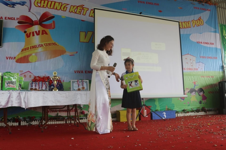 Một học viên nhí phát biểu khi nhận giải