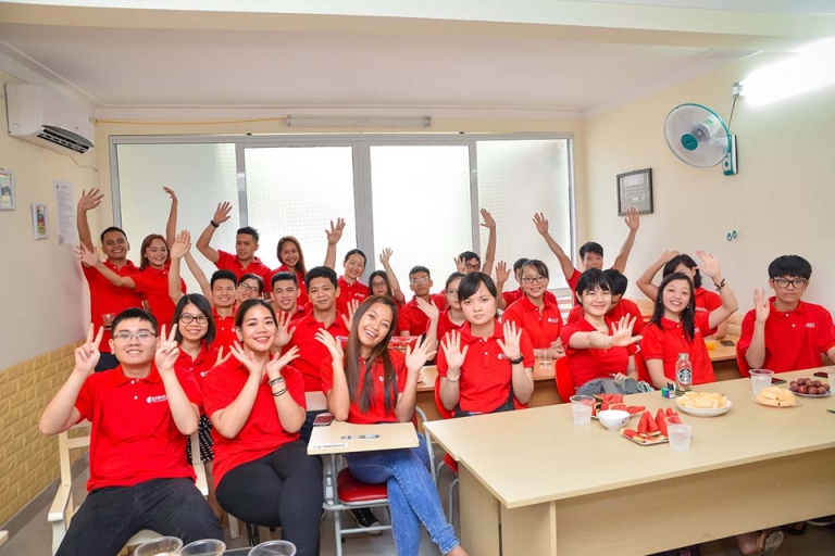 Giảng viên và học sinh thư giản sau mỗi giờ học