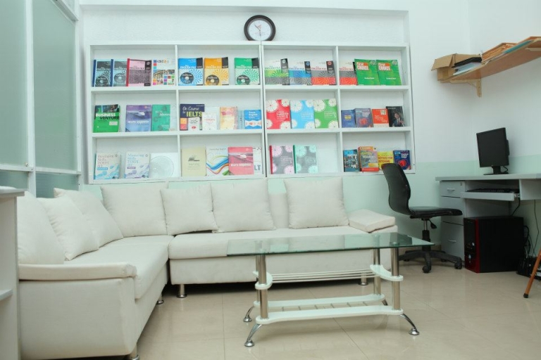 Thư viện với nhiều đầu sách phục vụ cho quá trình tìm hiểu, nghiên cứu của học viên