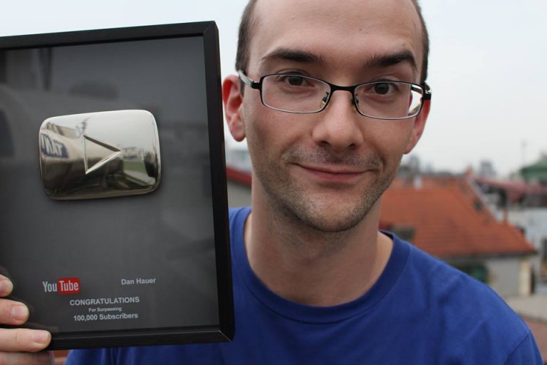 Dan nhận được nút play Bạc từ Youtube cho 100.000 subcribers