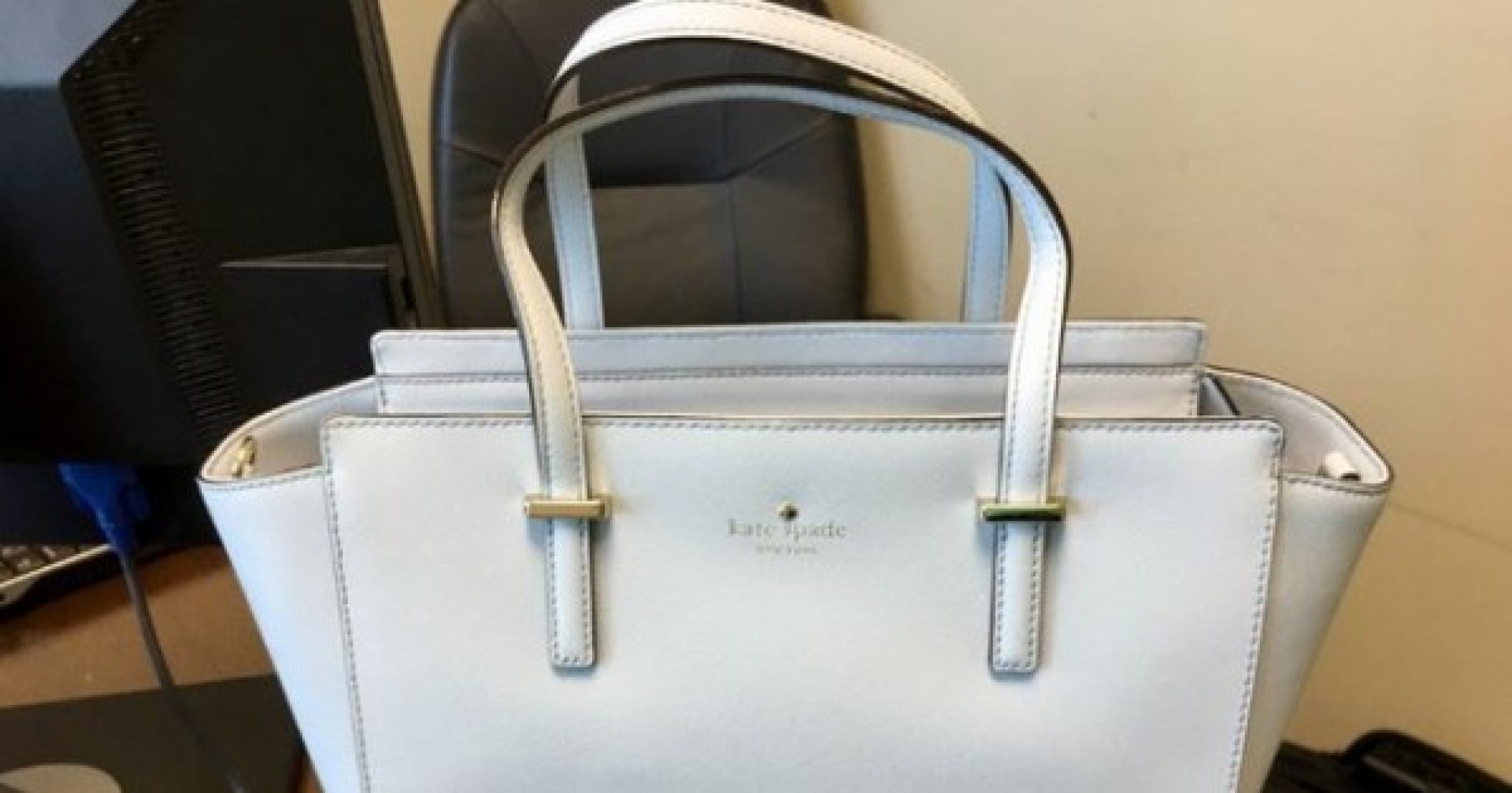 Chiếc túi xách này màu trắng hay màu xanh? 