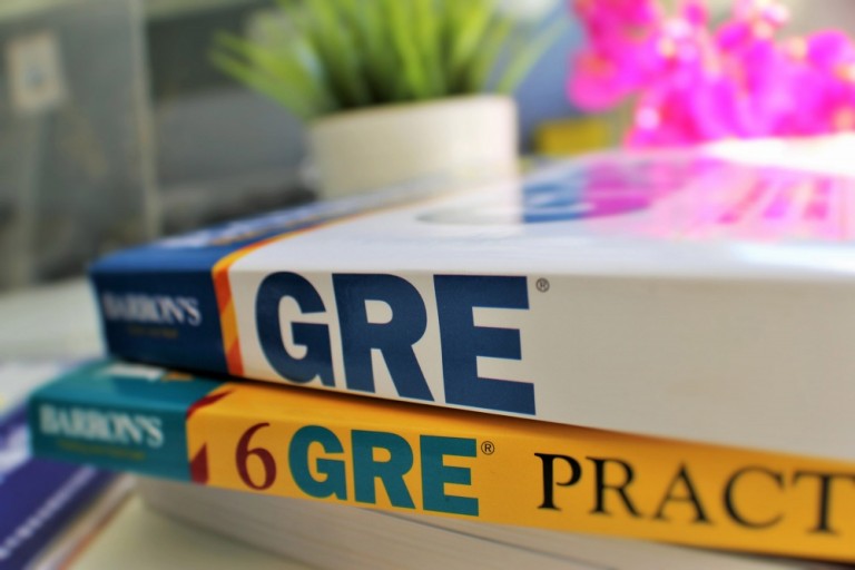 GRE là kì thi đánh giá ứng viên qua 3 năng lực cơ bản là ngôn ngữ, toán học và viết luận