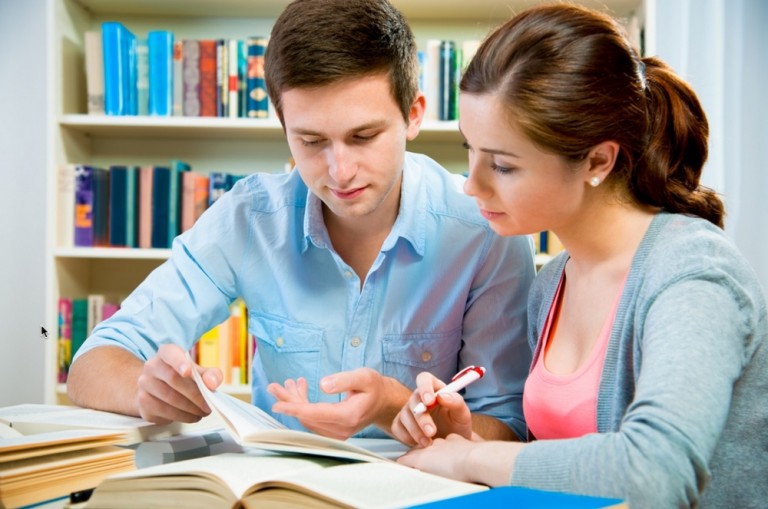 Rèn luyện cách đọc sách nhanh là một trong những bí quyết để học giỏi của sinh viên Mỹ