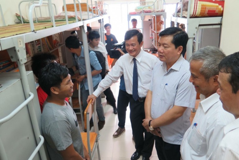  Ông Đinh La Thăng trò chuyện với sinh viên nội trú của trường Đại học Tôn Đức Thắng