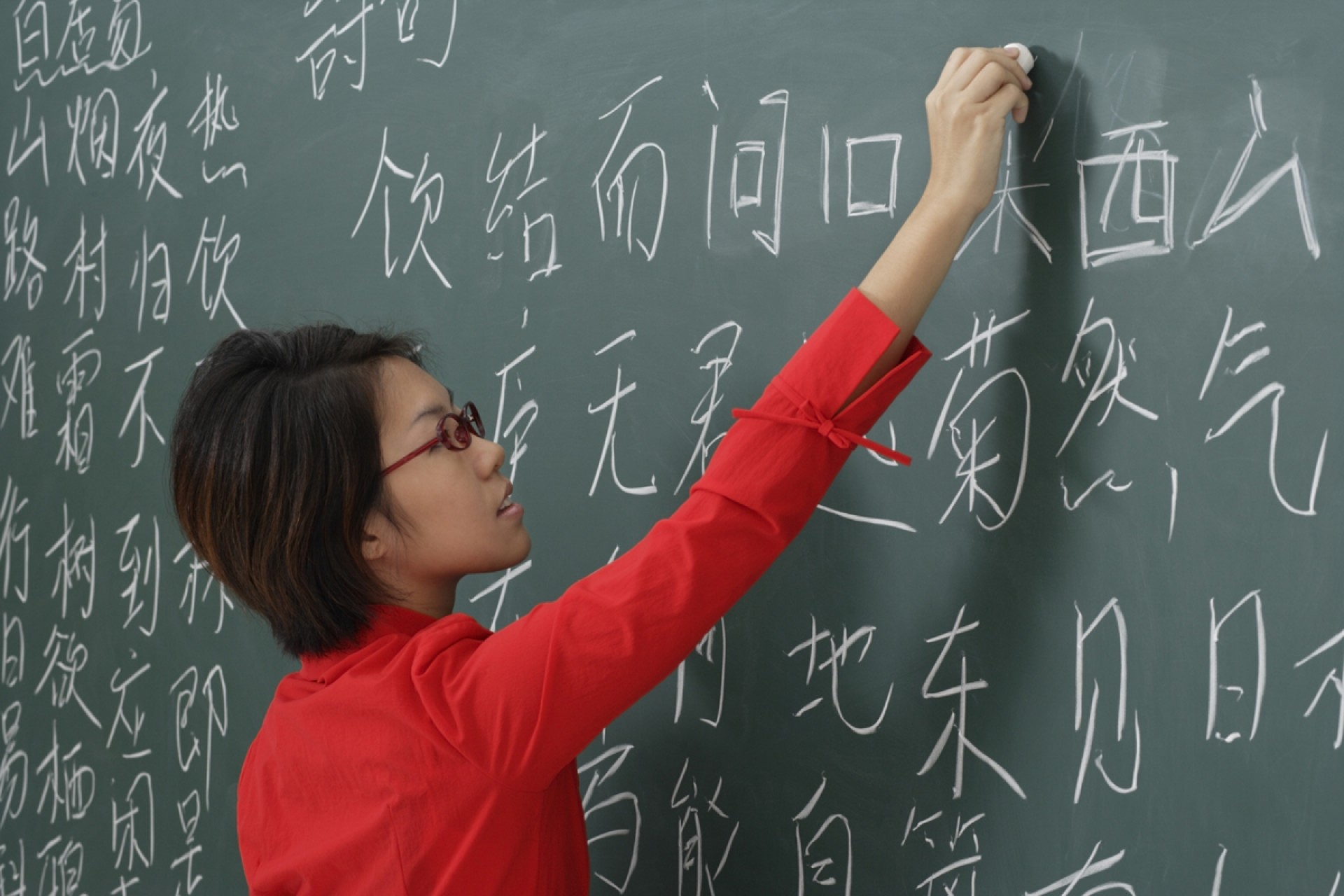 Изучения иероглифы. Китайский язык. Учитель в Китае. Учитель китайского языка. Преподаватель китайского.