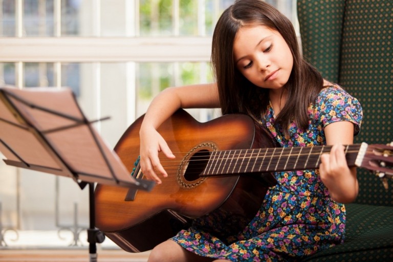 Tự học đàn guitar dựa vào các web online là lựa chọn cho người bận rộn