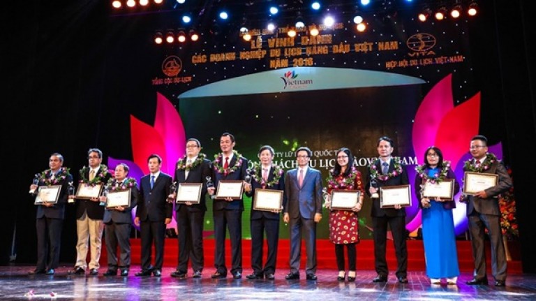 Lễ trao giải thưởng công ty lữ hành đầu Việt Nam năm 2016 dành cho công ty cổ phần Việt Nam- Hà Nội (nguồn: dulich- thethaovanhoa)