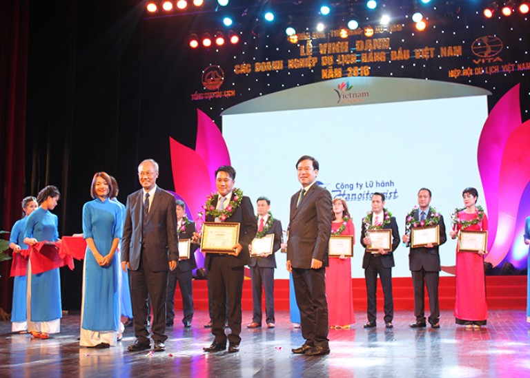 Hanoitouris vinh dự đón nhận giải thưởng top 10 đơn vị lữ hành nội địa năm 2015 (nguồn: hanoitouris)