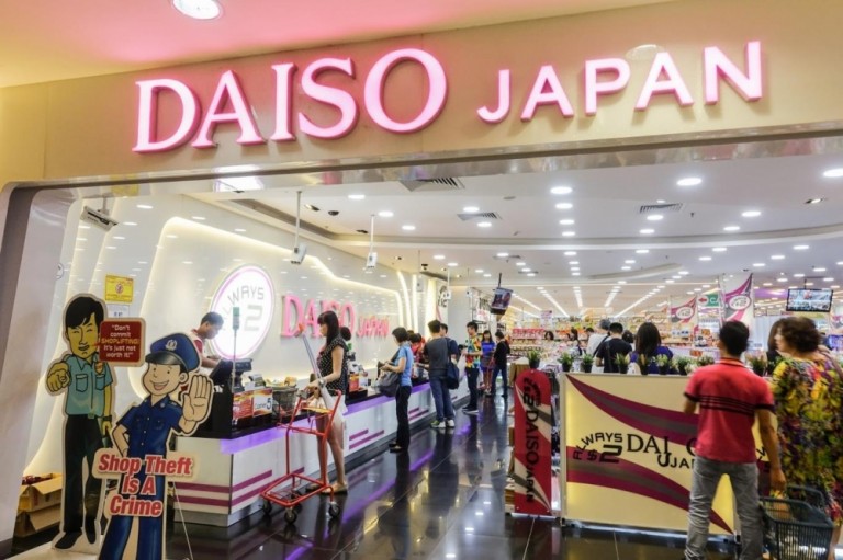  Khi cần mua đồ dùng quà lưu niệm giá rẻ bạn có thể đến cửa hàng Daiso (nguồn: Wiki travel)