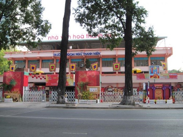 Trung tâm nằm ngay mặt đường chính đường Phạm Ngọc Thạch