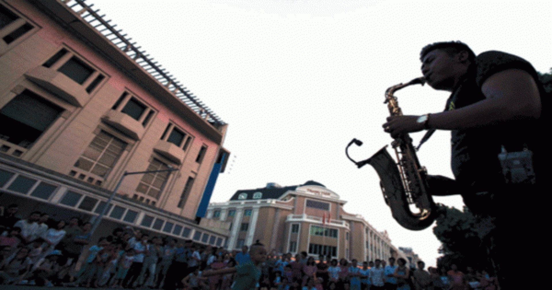 Những màn trình diễn âm nhạc đường phố ấn tượng tại Việt Nam