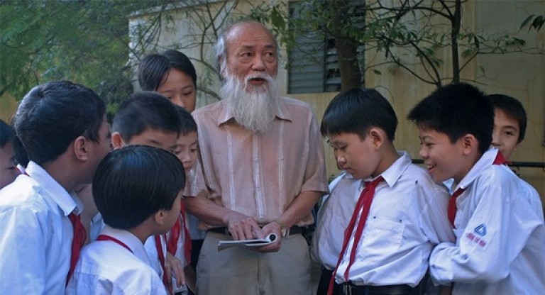 Thầy Văn Như Cương bình dị bên các học trò của mình (Nguồn: Dân Việt)