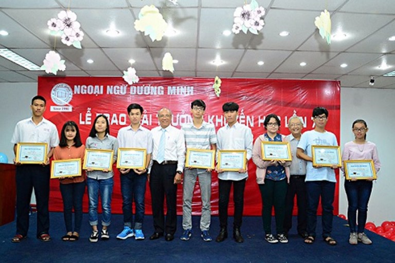 Lễ trao giải khuyến học tại trung tȃm Dương Minh (Nguồn: Blog giáo dục)