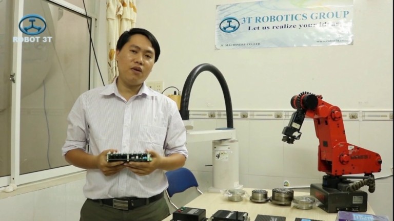 Founder Truong Trong Toai with the Robot3T system