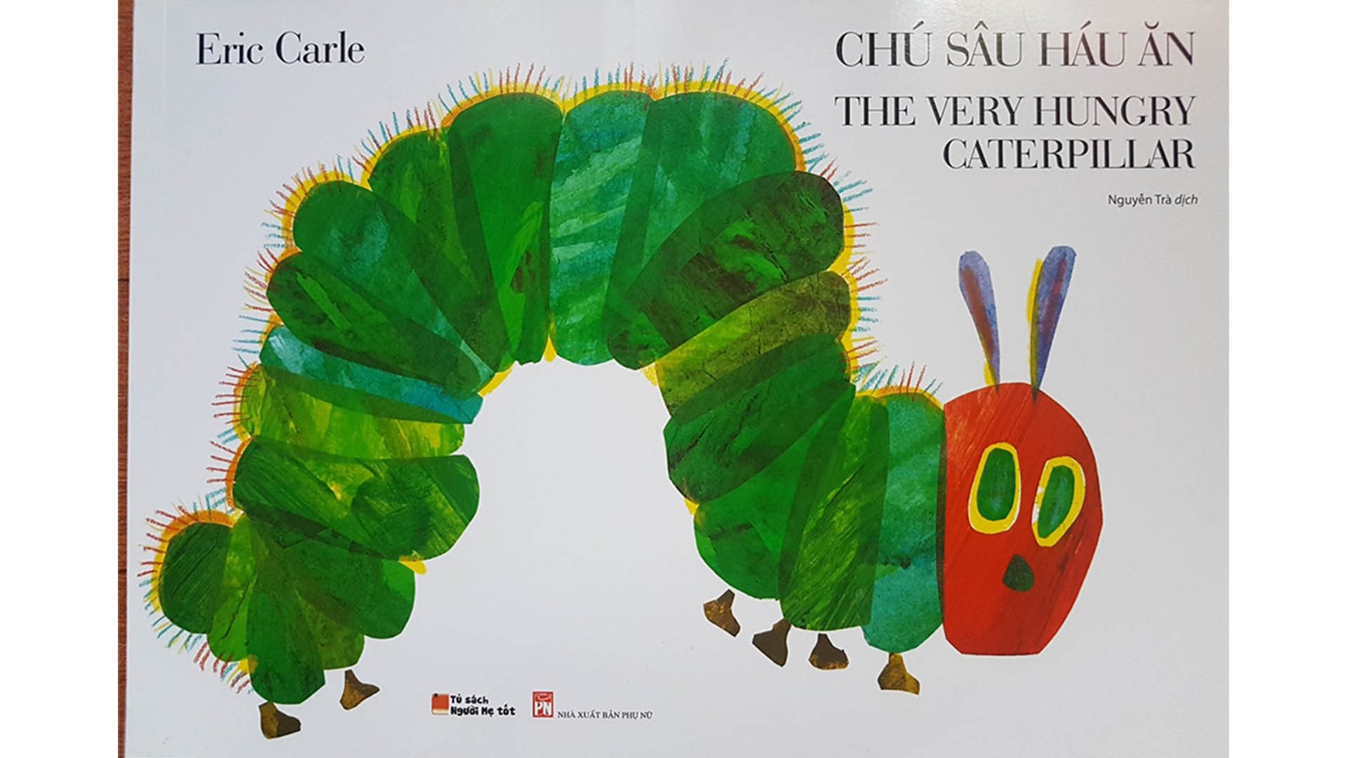 Sách tiếng Anh hay cho trẻ em: “Chú sâu háu ăn” – quyển sách đục lỗ đi khắp năm châu