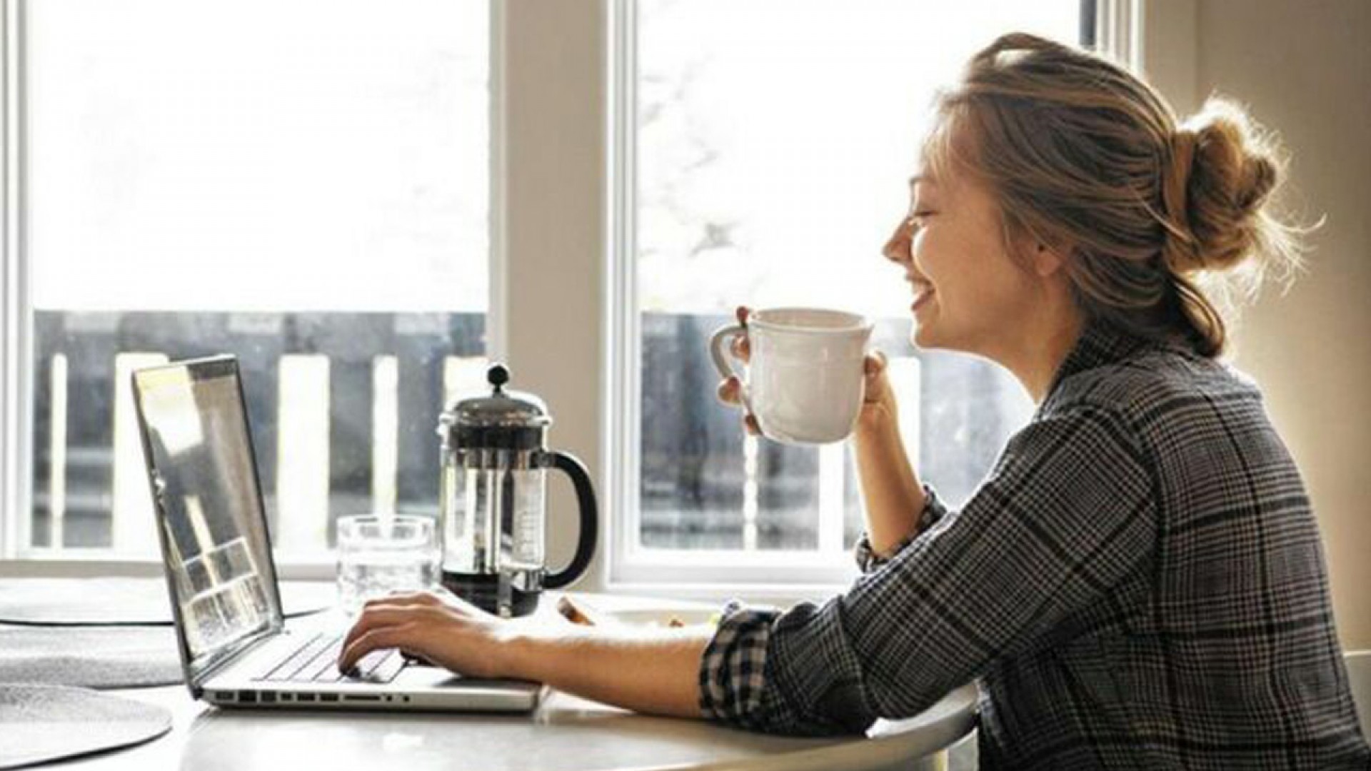 Работа утро через день. Девушка пьет кофе. Женщина с чашкой кофе. Девушка пьет чай. Девушка с чашкой чая у окна.