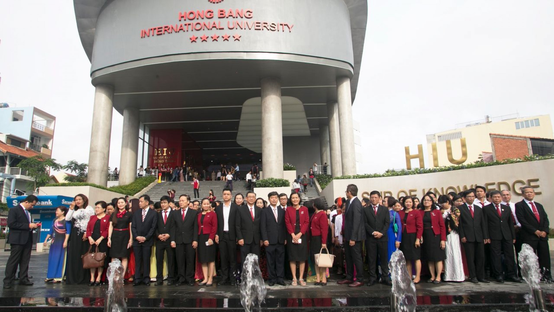 Rộng mở cánh cổng Đại học Quốc tế Hồng Bàng
