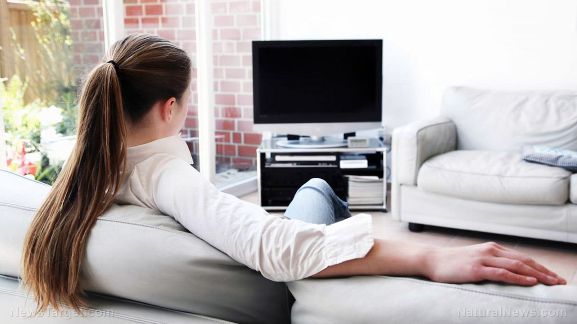 Телевизор читает видео. Женщина у телевизора. Женщина смотрит телевизор. Женщина перед телевизором. Человек перед телевизором.
