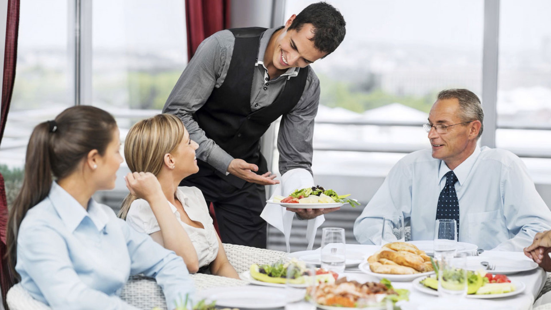 Bật mí các kỹ năng giao tiếp với khách hàng chuyên nghiệp trong nhà hàng