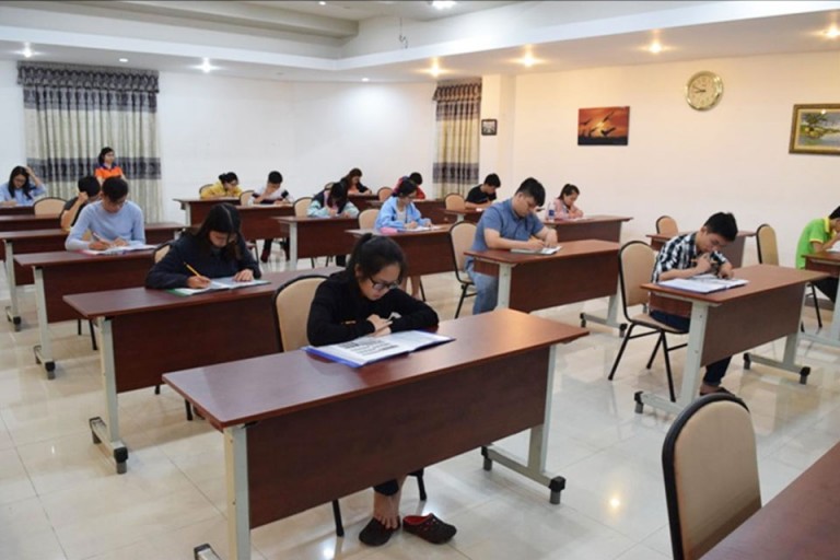 Học viên đang tham gia kỳ thi thử TOEIC do trung tâm tổ chức