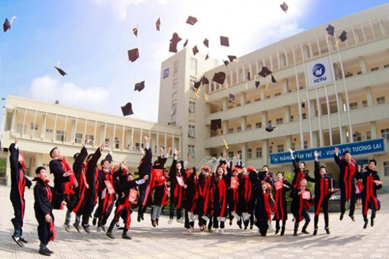Các cử nhân trường Đại học Thái Nguyên trong ngày tốt nghiệp
