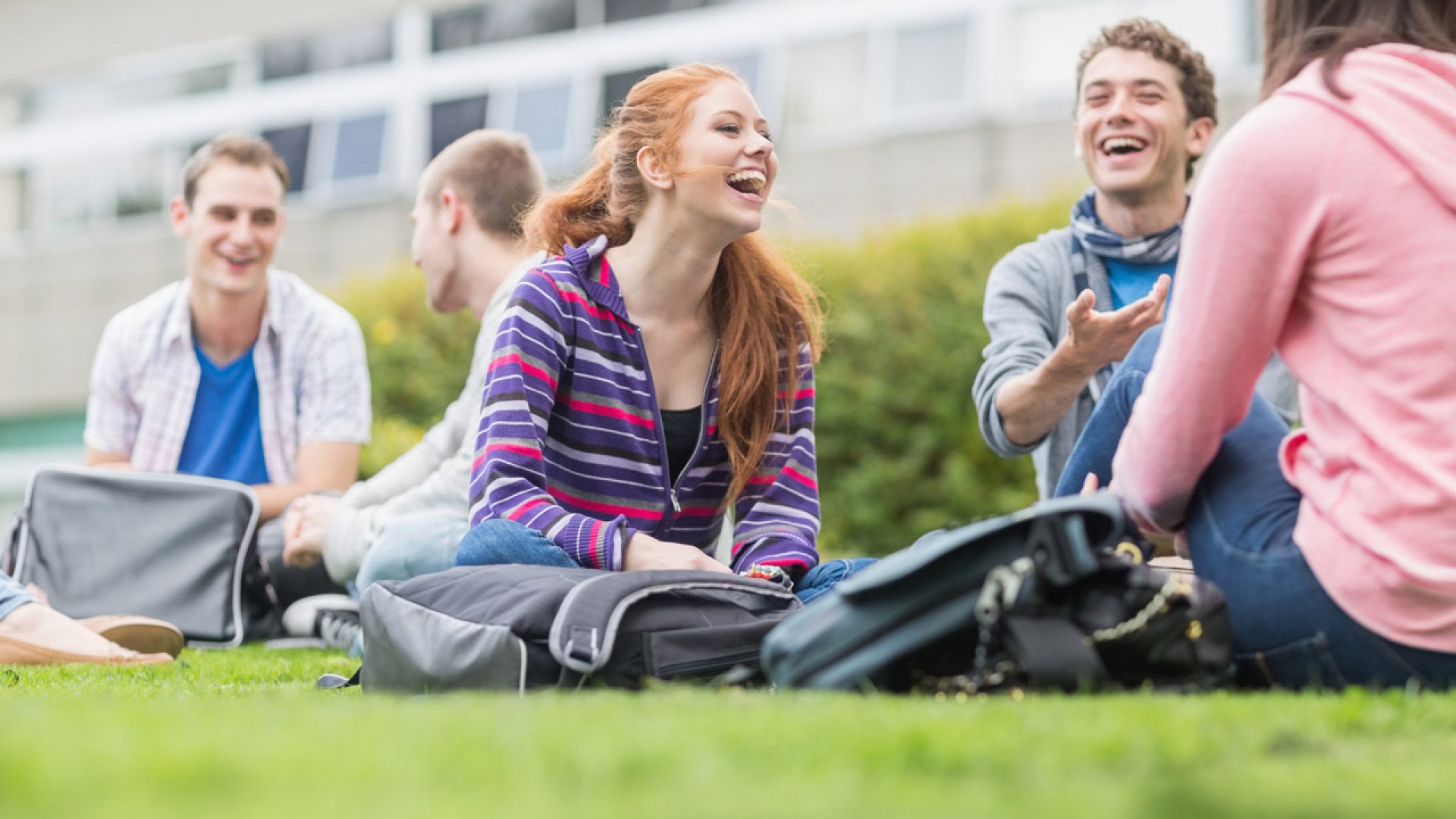 How students life. Студенты в парке. Студенты на траве. Фотосессия студентов. Студенты летом.