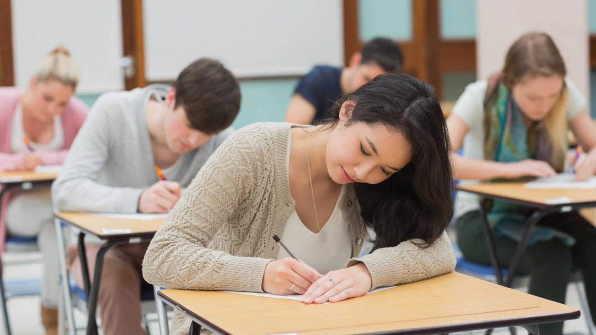 Du học Canada cần IELTS hay TOEFL, chứng chỉ nào phù hợp hơn với bạn?