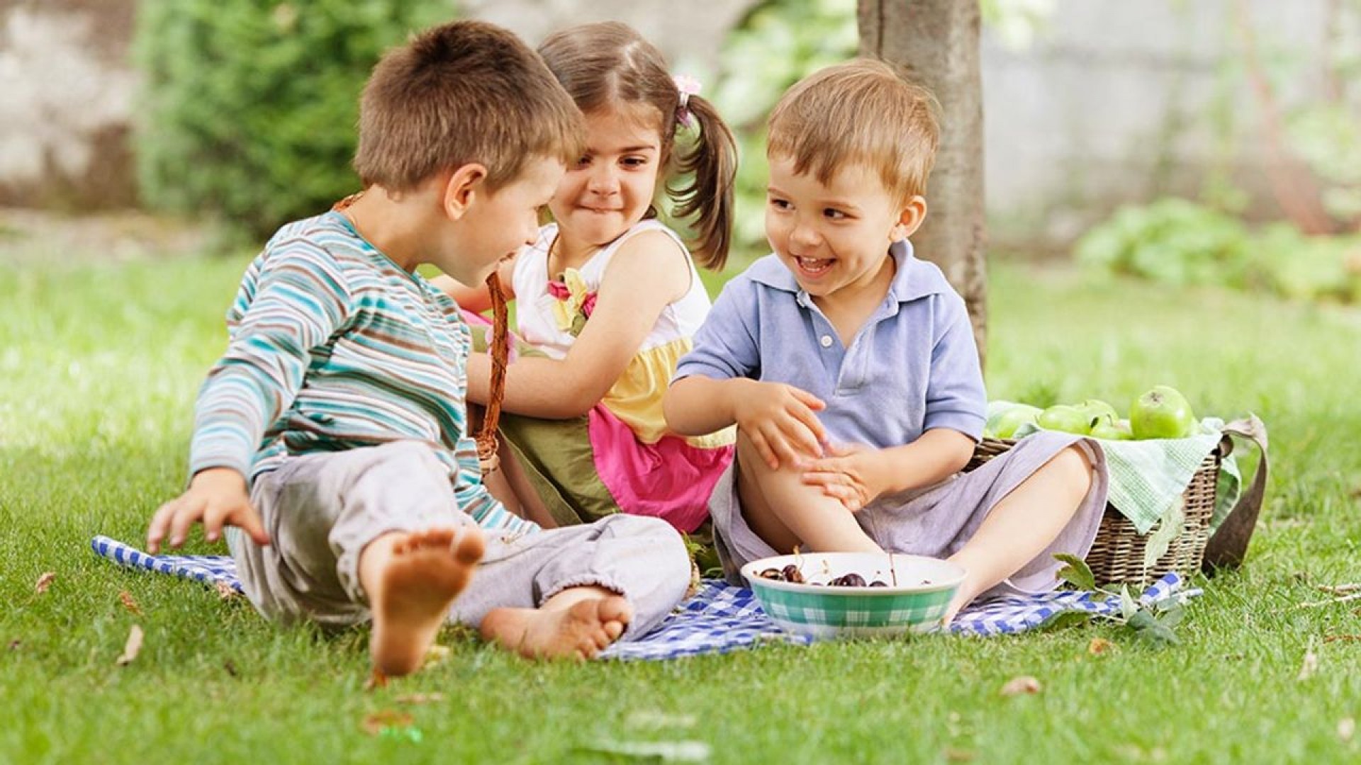 Picnic fun. Детский пикник. Семья на пикнике. Пикник для детей в детском саду. Пикник в парке с детьми.