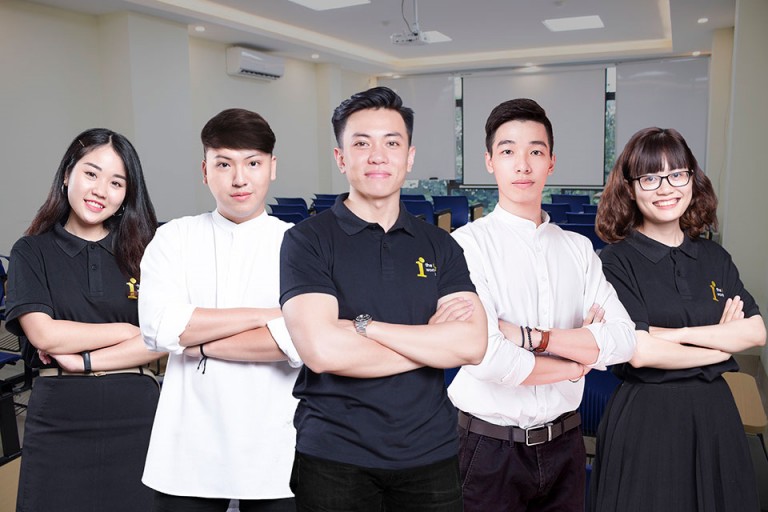  Thầy Đặng Trần Tùng và đội ngũ giảng viên trẻ, trình độ chuyên môn cao