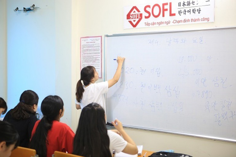Học viên chăm chú vào bài giảng tại SOFL (Nguồn: Dạy học tiếng Hàn)