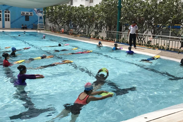 Sinh viên thực hành môn bơi lội  tại trường (Nguồn: tdtu)