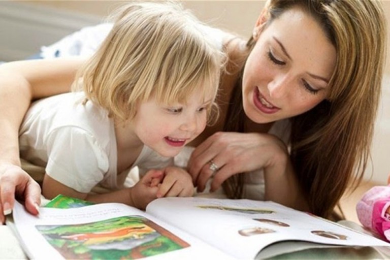 Phụ huynh cùng học tiếng Anh với bé tại nhà (Nguồn: Republika)