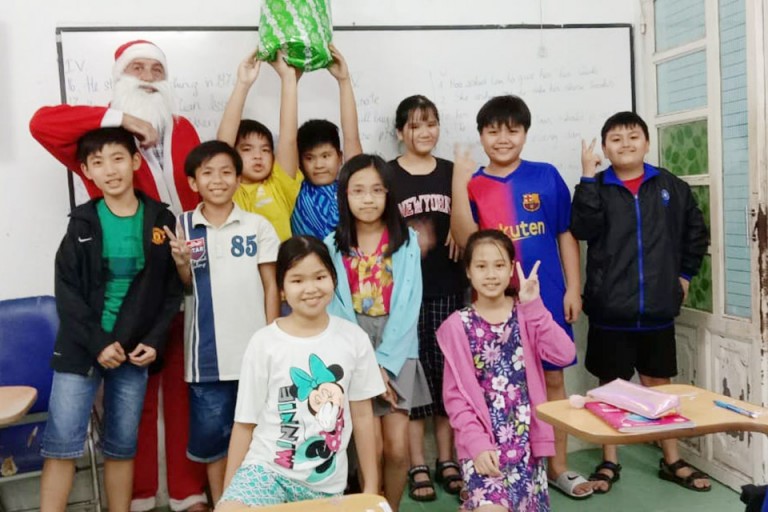 Hoạt động mừng Giáng sinh của Anh ngữ Đại Dương Xanh (Nguồn: Trung tâm Anh ngữ Đại Dương Xanh) học tiếng Anh với người nước ngoài tại Nha Trang