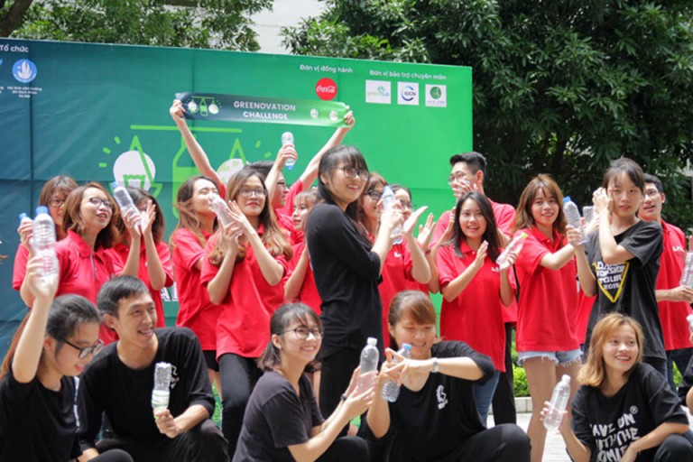 Sinh viên hào hứng với cuộc thi Greenovation Challenge do Đại học Ngoại thương kết hợp với Công ty Coca-Cola Việt Nam tổ chức (Nguồn: Công Thương)