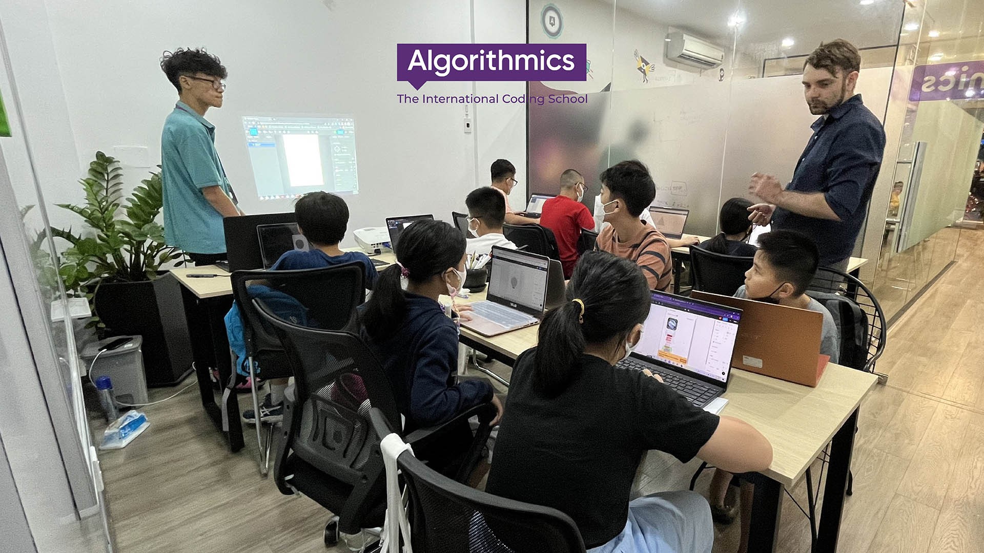 Vì sao ba mẹ nên cho trẻ tham gia các lớp lập trình quốc tế tại Algorithmics?