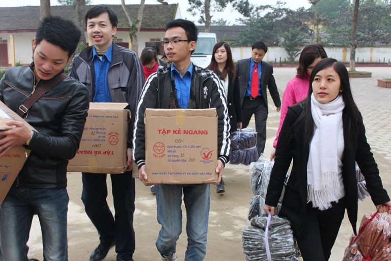 Sinh viên CĐ Đại Việt tham gia phát quà cho người nghèo