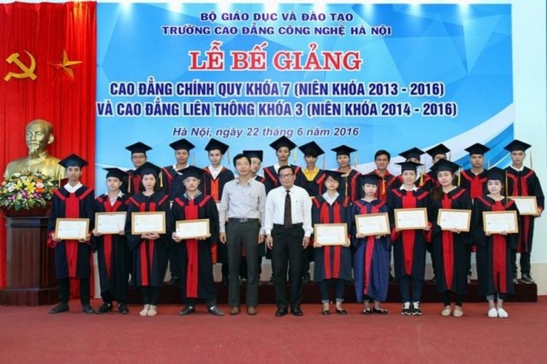 Lễ tốt nghiệp của sinh viên khóa 7 CĐ Công nghệ Hà Nội