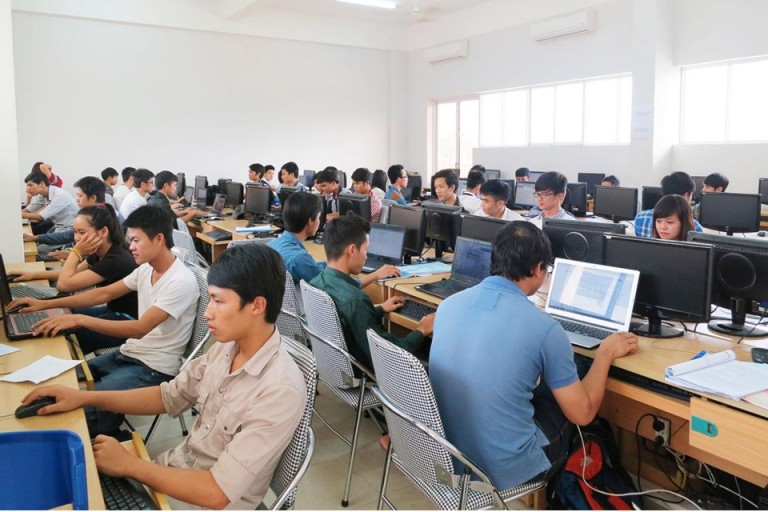 Hệ thống mạng cáp quang tốc độ cao và hệ thống máy tính có cấu hình mạng hỗ trợ tối đa cho việc học tập của sinh viên (Nguồn: CIT) 