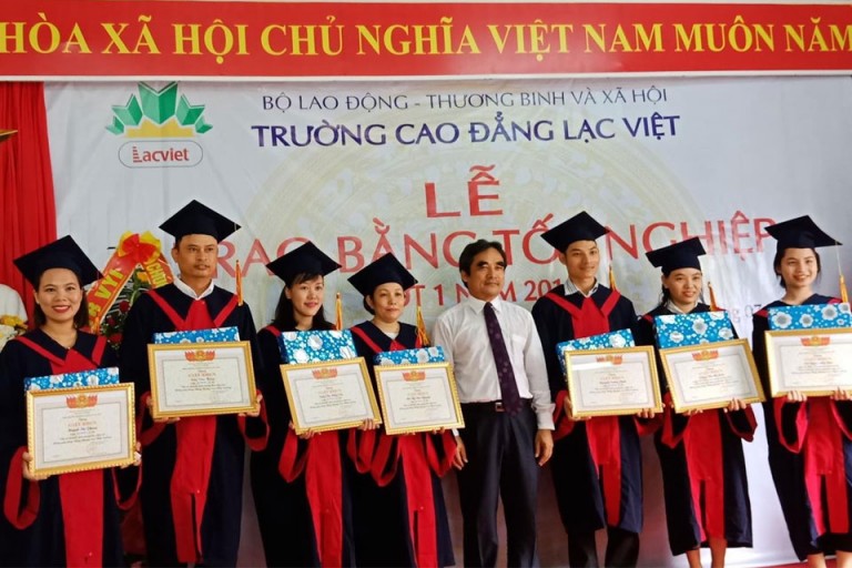 Lễ trao bằng tốt nghiệp tại Cao đẳng Lạc Việt