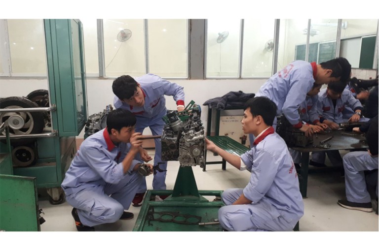 Học nghề sửa chữa ô tô tại Trường Cao đẳng cơ điện Hà Nội.