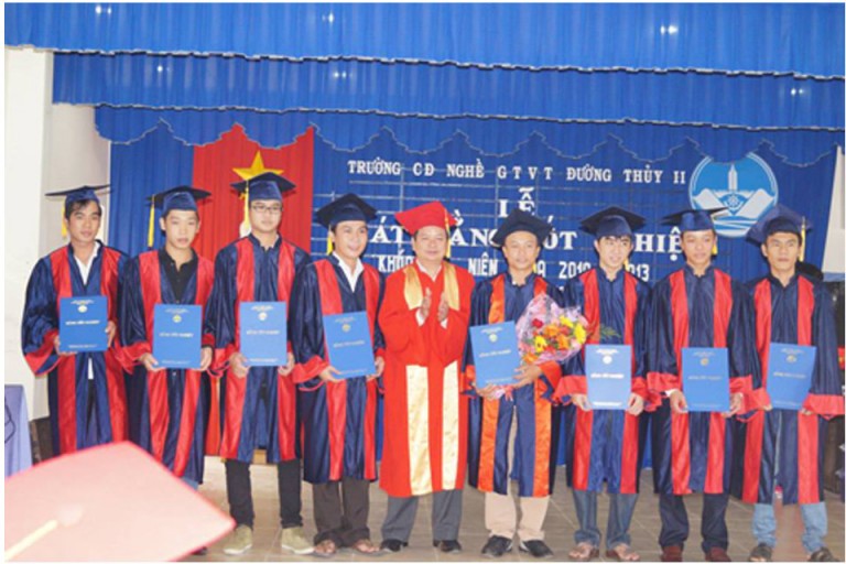 Sinh viên Cao đẳng nghề Giao thông Vận tải Đường thủy II nhận bằng tốt nghiệp. 