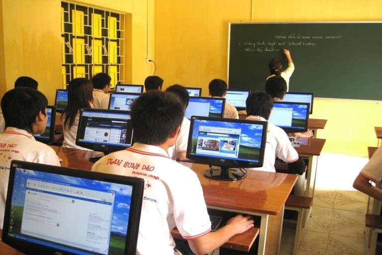 Phòng học được trang bị đầy đủ máy tính, đáp ứng nhu cầu dạy và học của sinh viên và giảng viên 