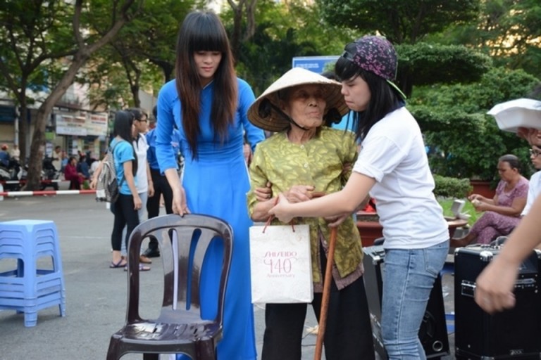 Các bạn sinh viên tham gia hoạt động thiện nguyện thể hiện tinh thần tương thân tương ái của dân tộc Việt Nam