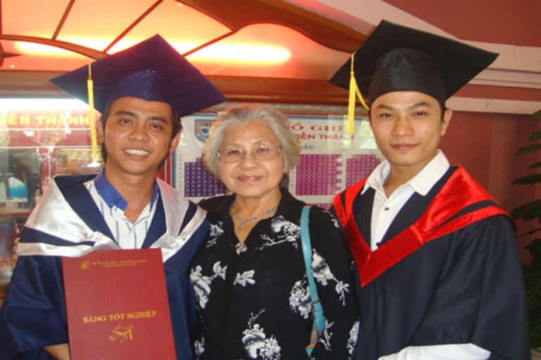 ​​​​​​​Nghệ sĩ Nguyễn Văn Mẹo trong ngày nhận bằng tốt nghiệp (ngoài cùng bên trái)