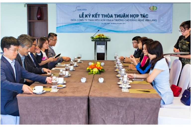 Lễ ký kết thỏa thuận hợp tác giữa AON VINA và Trường CĐ Văn Lang