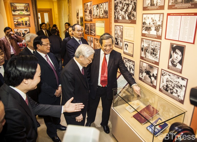 Tổng bí thư Nguyễn Phú Trọng thăm phòng truyền thống của USSH